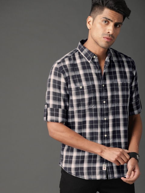 

Roadster Men Navy Blue & White Washed Indigo Checked Casual Shirt