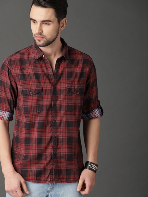 

Roadster Men Maroon & Black Regular Fit Blotch Checked Casual Shirt
