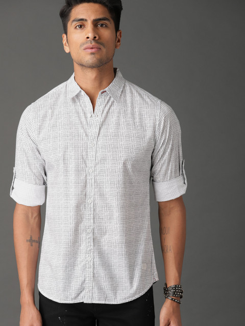 

Roadster Men White & Black Regular Fit Checked Casual Shirt