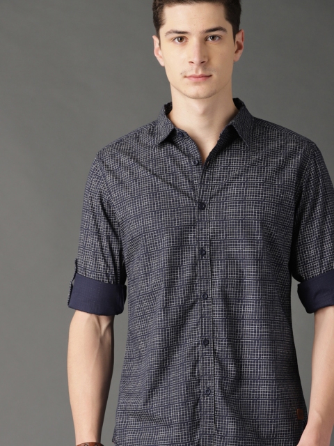 

Roadster Men Navy Blue & Off-White Regular Fit Checked Casual Shirt