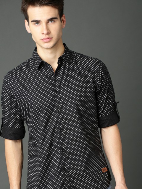 

Roadster Men Black & White Regular Fit Cotton Printed Casual Shirt