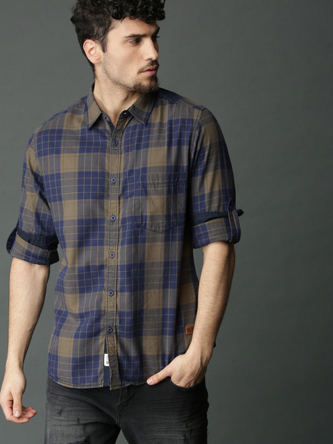 

Roadster Men Olive Green & Navy Blue Regular Fit Checked Casual Shirt