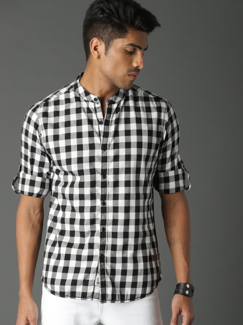 

Roadster Men Black & White Slim Fit Checked Casual Shirt
