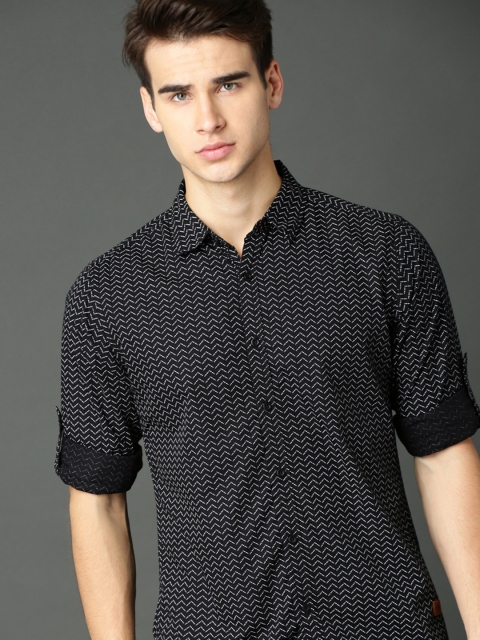

Roadster Men Black & White Cotton Printed Casual Shirt