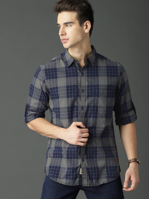 

Roadster Men Grey & Navy Blue Regular Fit Checked Casual Shirt