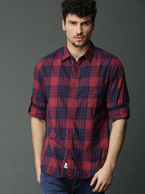 

Roadster Men Maroon & Navy Blue Regular Fit Checked Casual Shirt