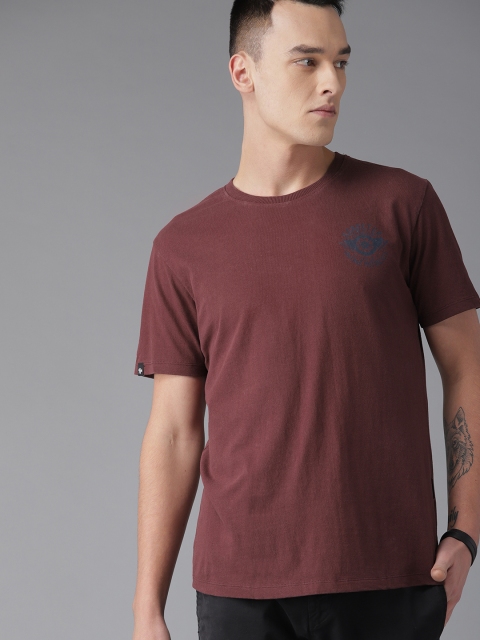 

Roadster Men Burgundy Solid Round Neck T-shirt