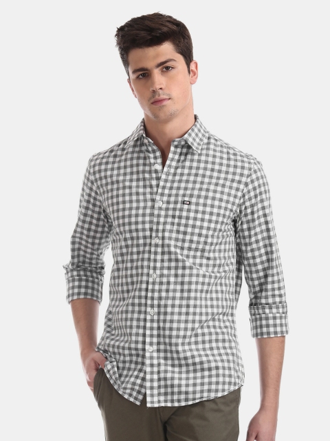 

Arrow Sport Men Grey & White Slim Fit Checked Casual Shirt