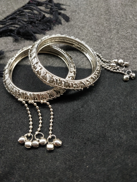 

Fida Set Of 2 Silver-Toned Embellished Bangles