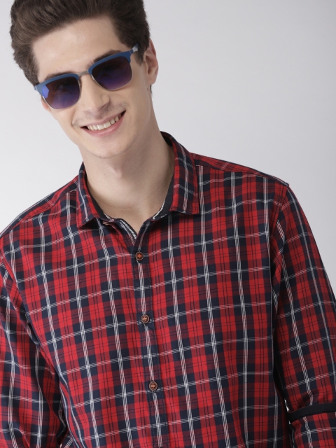 

Mast & Harbour Men Red & Navy Blue Regular Fit Checked Casual Shirt