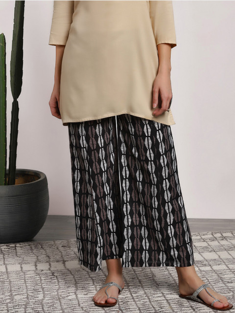 

Sangria Women Black & White Printed Culottes