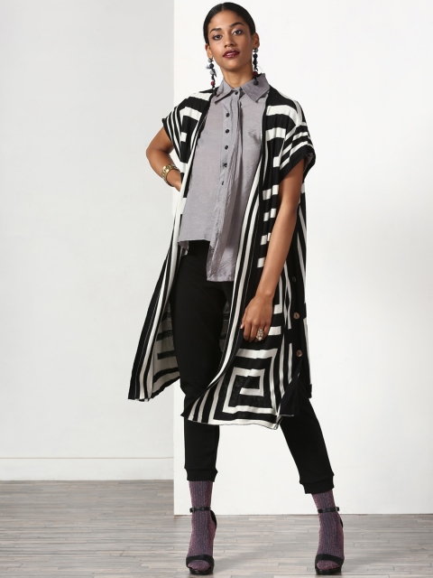 

Miss Bennett Black & White Printed Open Front Shrug