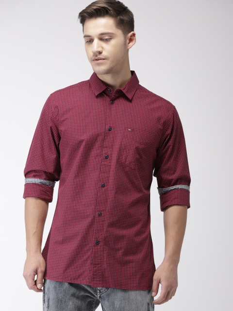 

Tommy Hilfiger Men Red & Navy Blue Regular Fit Checked Casual Shirt
