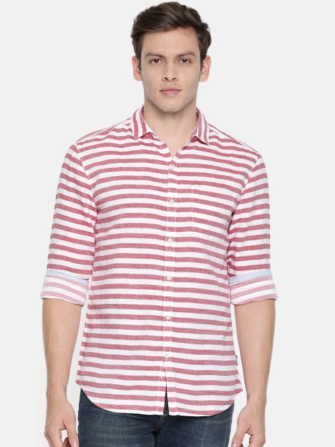 

Wrangler Men Red & White Regular Fit Striped Casual Shirt