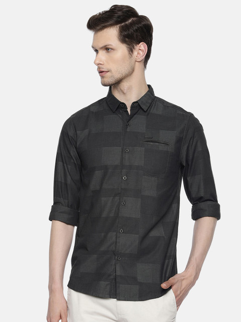 

Wrangler Men Charcoal Grey Slim Fit Checked Casual Shirt