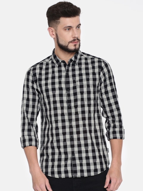 

Wrangler Men Black & White Slim Fit Checked Casual Shirt