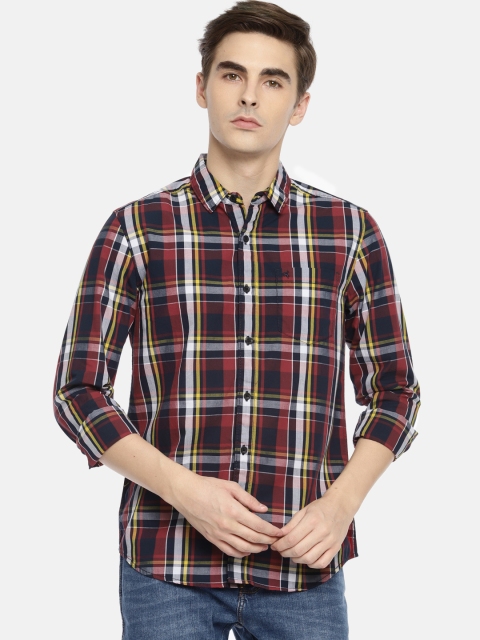 

Wrangler Men Red & Navy Blue Regular Fit Checked Casual Shirt