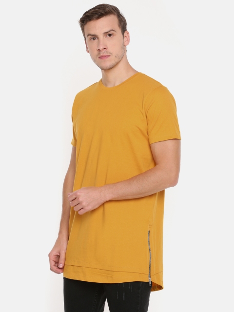 

SKULT by Shahid Kapoor Men Mustard Solid Round Neck T-shirt