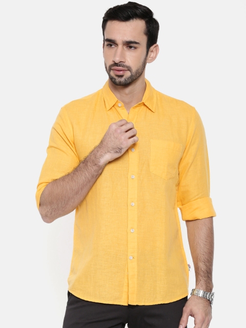 

Wrangler Men Yellow Regular Fit Solid Casual Shirt