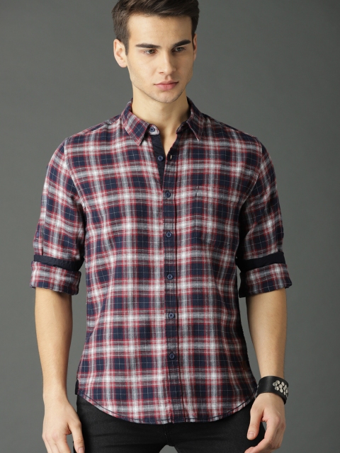 

Roadster Men Maroon & Navy Blue Regular Fit Checked Casual Shirt
