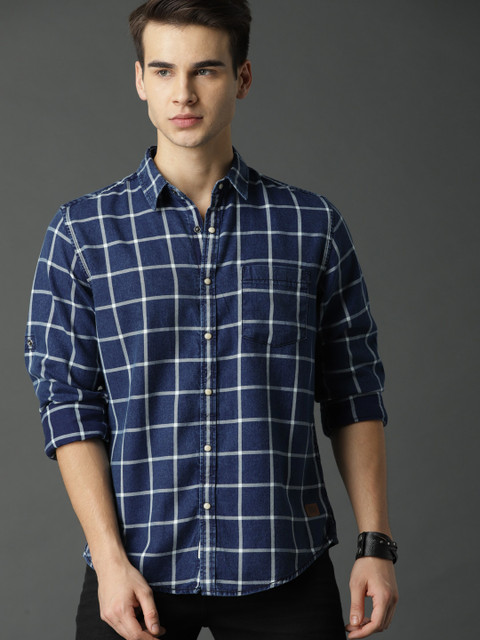 

Roadster Men Blue & White Regular Fit Checked Casual Shirt