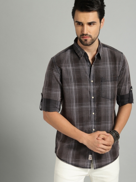 

Roadster Men Grey & White Regular Fit Checked Casual Shirt