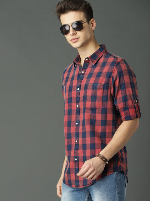

Roadster Men Navy Blue & RedRegular Fit Checked Casual Shirt