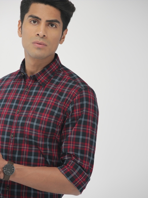 

Indian Terrain Men Black & Red Slim Fit Checked Casual Shirt