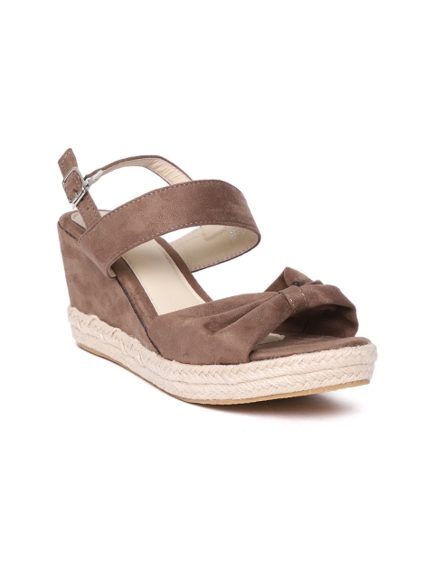 

red pout Women Brown Solid Wedges