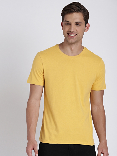 

GAP Men Yellow Solid Round Neck T-shirt