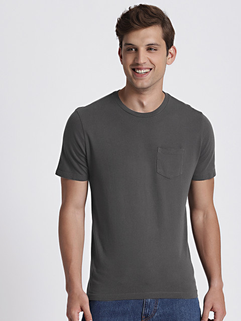 

GAP Men Black Solid Round Neck T-shirt