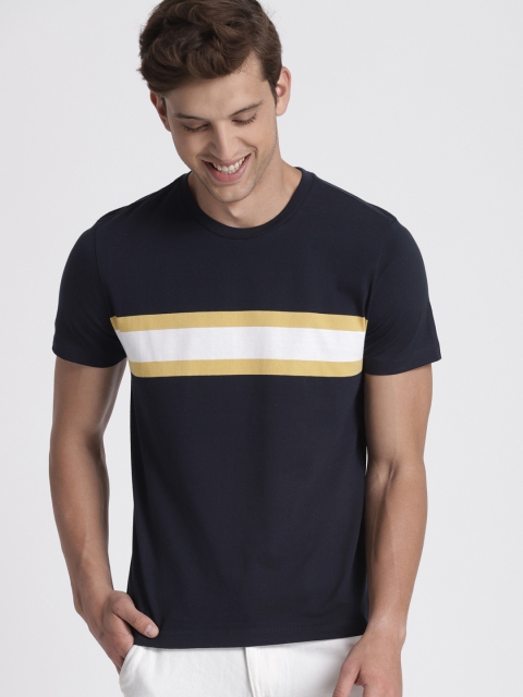 

GAP Men Navy Blue Striped Round Neck T-shirt