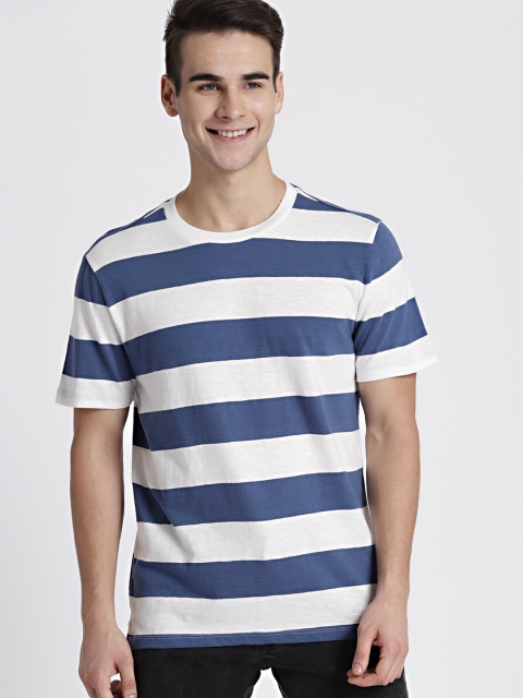 

GAP Men White & Navy Blue Striped Round Neck T-shirt