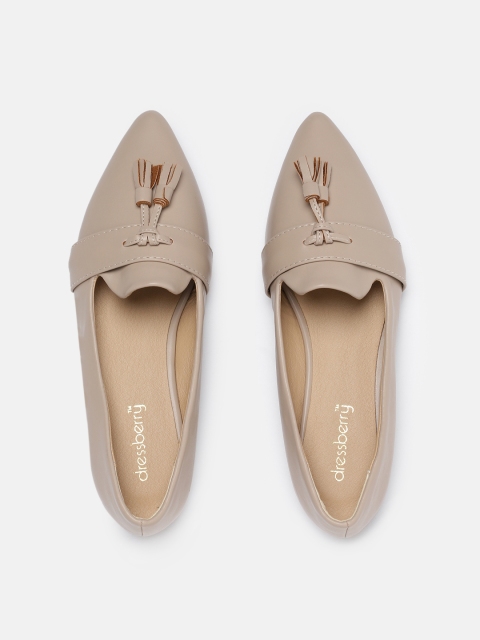 

DressBerry Women Taupe Solid Ballerinas