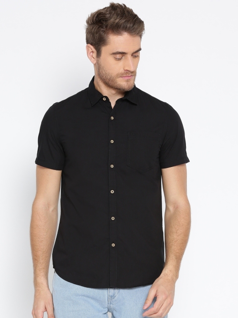 

Lee Men Black Slim Fit Solid Casual Shirt