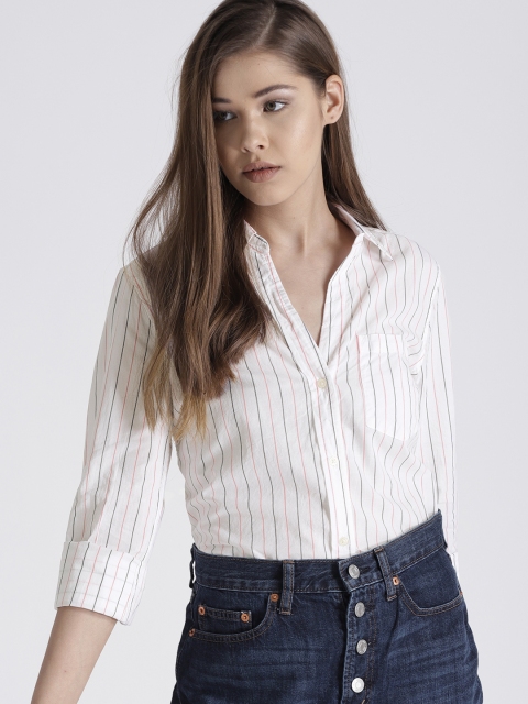 

GAP Women's Fitted Boyfriend Shirt, White