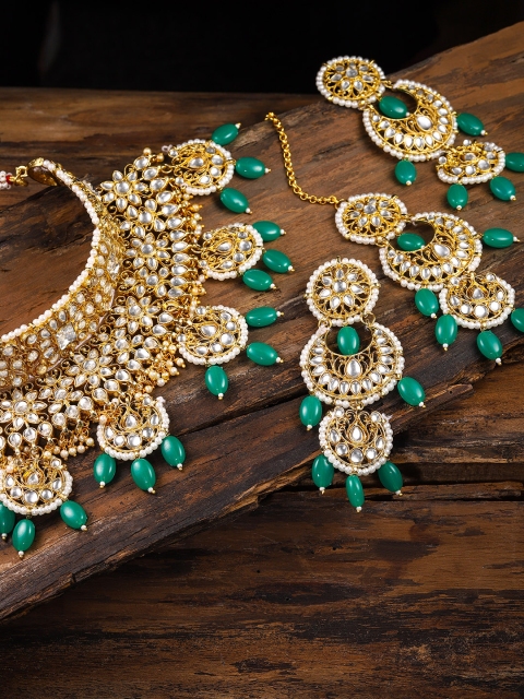 

Zaveri Pearls Gold-Toned Kundan & Pearls With Green Beads Jewellery Set