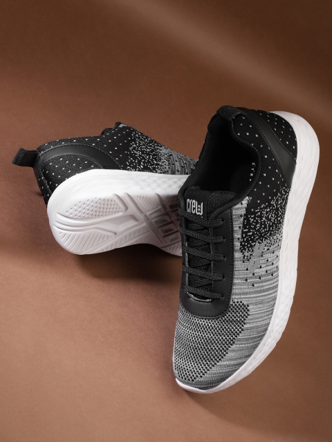 

Crew STREET Men Grey & Black Running Shoes