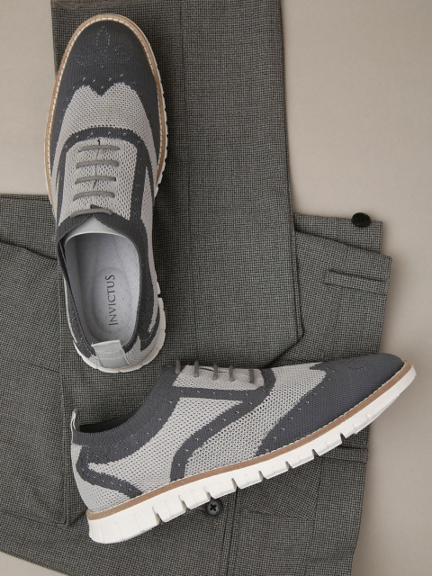 

INVICTUS Men Grey Colourblocked Oxfords