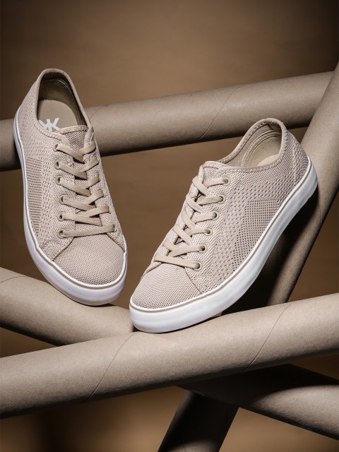 

Kook N Keech Men Beige Woven Design Sneakers