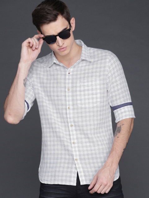 

WROGN Men Off-White & Navy Blue Slim Fit Checked Casual Shirt