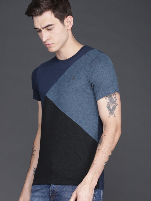 

WROGN Men Blue & Black Colourblocked Round Neck T-shirt