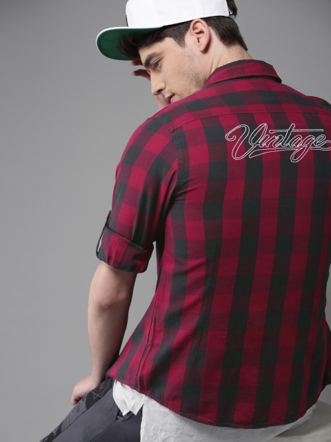 

HERE&NOW Men Red & Black Regular Fit Checked Casual Shirt