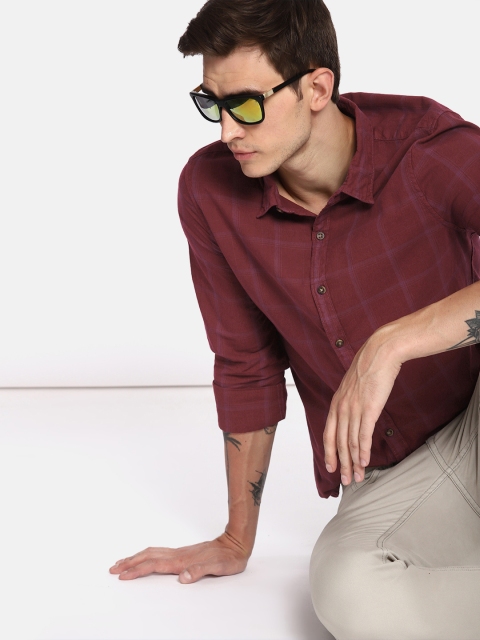 

SINGLE Men Maroon Slim Fit Checked Casual Shirt