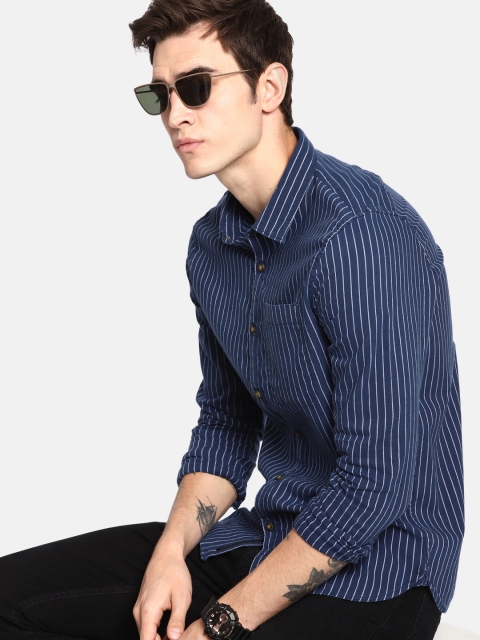 

SINGLE Men Navy Blue & White Slim Fit Striped Casual Shirt