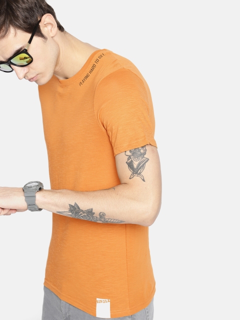 

SINGLE Men Mustard Solid Round Neck T-shirt