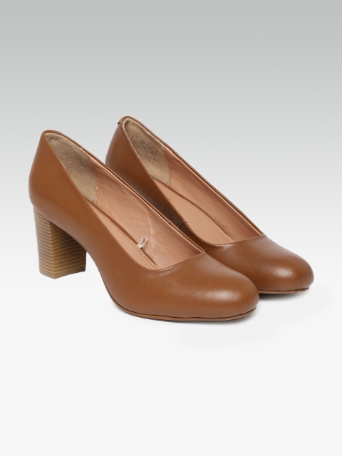 

Steve Madden Women Tan Solid Pumps