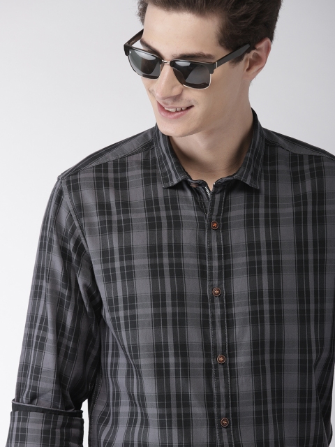 

Mast & Harbour Men Grey & Black Regular Fit Checked Casual Shirt