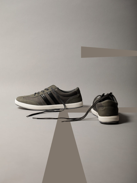 

LOCOMOTIVE Men Grey Sneakers