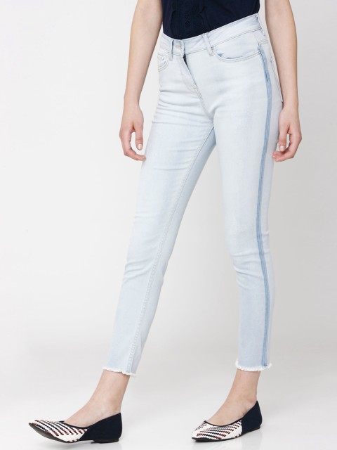 

Vero Moda Women Blue Skinny Fit Mid-Rise Low Distress Cropped Stretchable Jeans